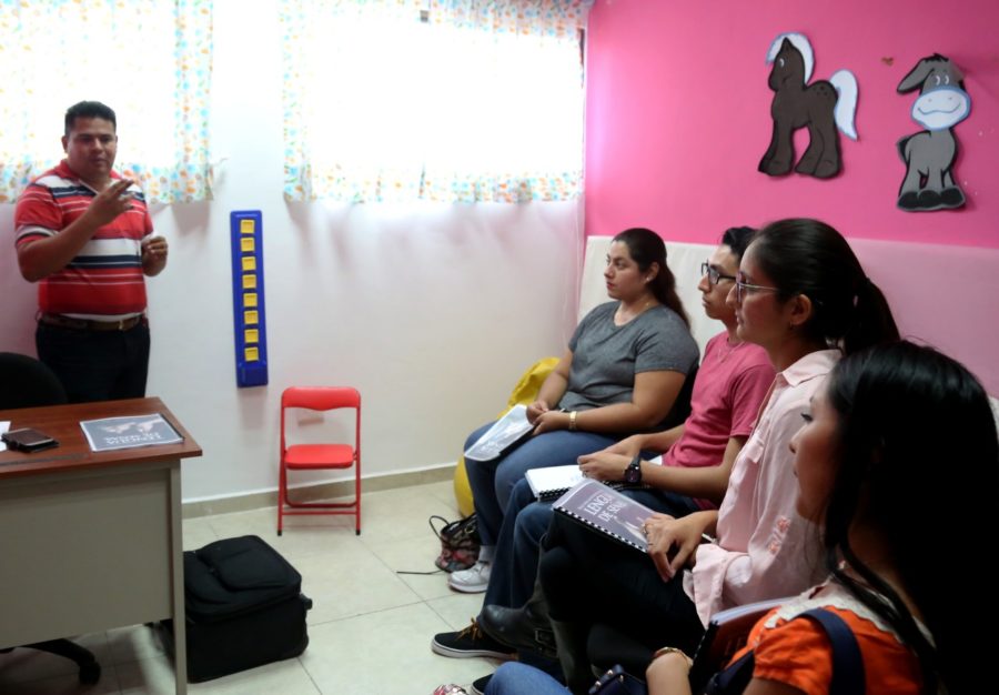 Ciudadanos pueden aprender Lengua de Señas Mexicana y Sistema Braille, gracias al gobierno de Isla Mujeres