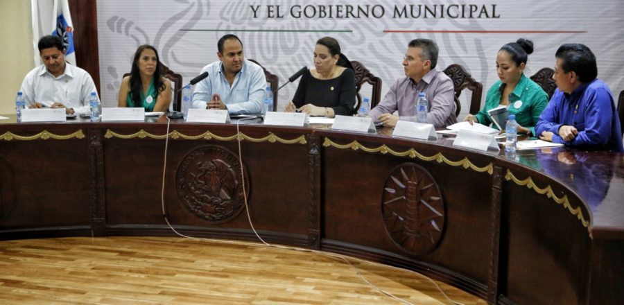 Diputados federales se reúnen con Juan Carrillo Soberanis en Isla Mujeres