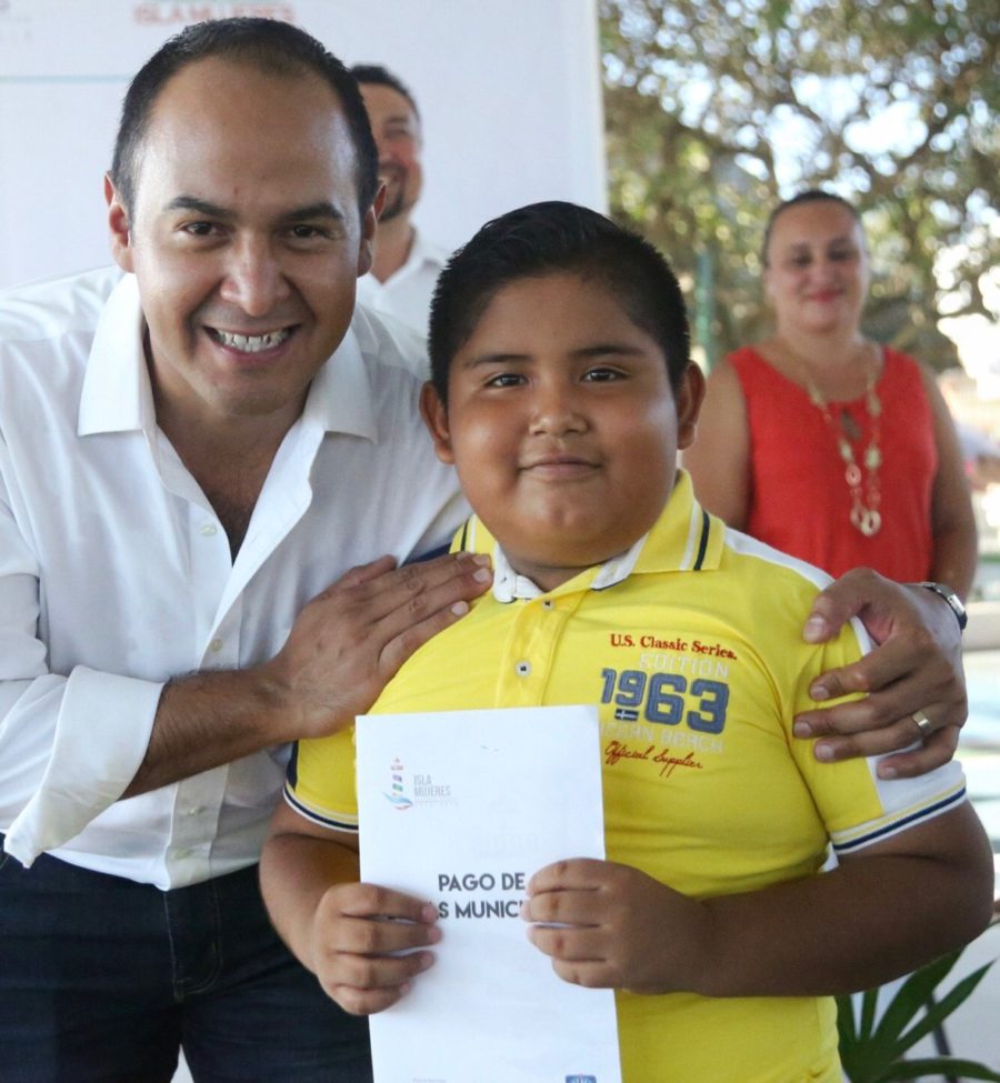 Convocan a estudiantes a unirse a programa municipal de becas en Isla Mujeres
