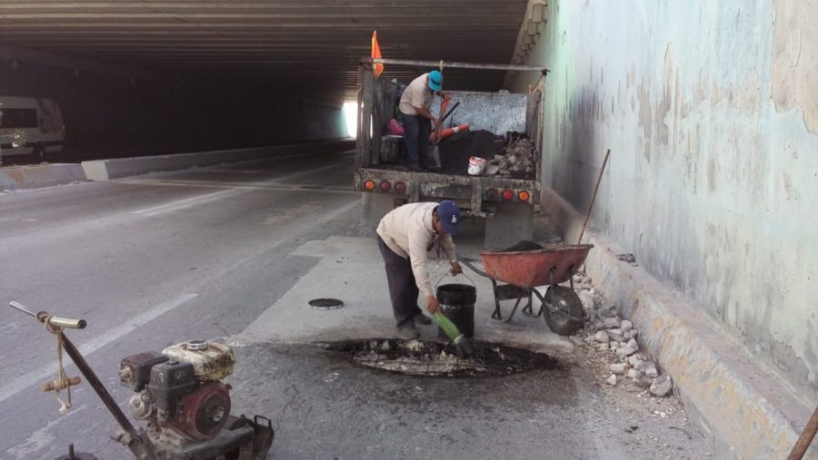 En el carril de baja, ayer apareció un bache que supone un riesgo para automovilistas que pasan en el lugar