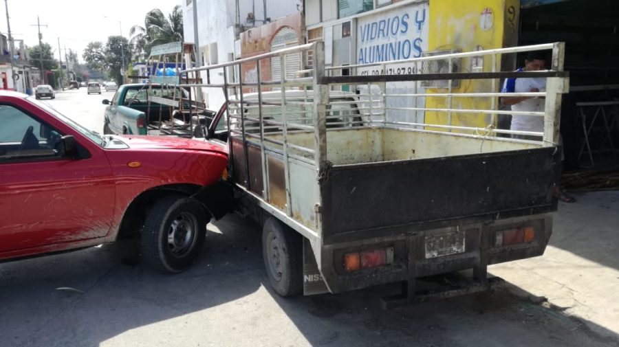 camioneta provoca carambola en la colonia Luis Donaldo Colosio de Playa del Carmen