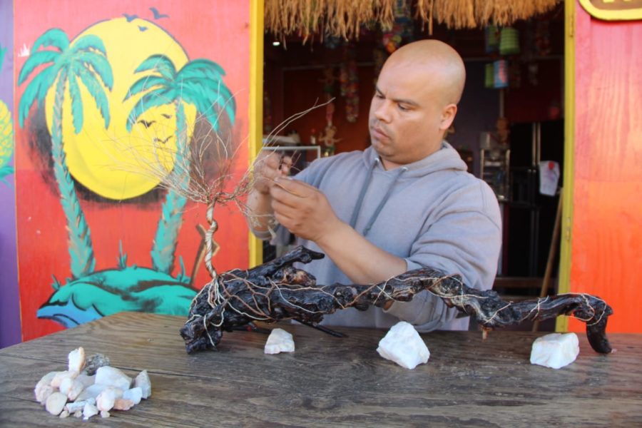 Artesanos realizan obras de arte que son apreciadas por turismo de todo el mundo