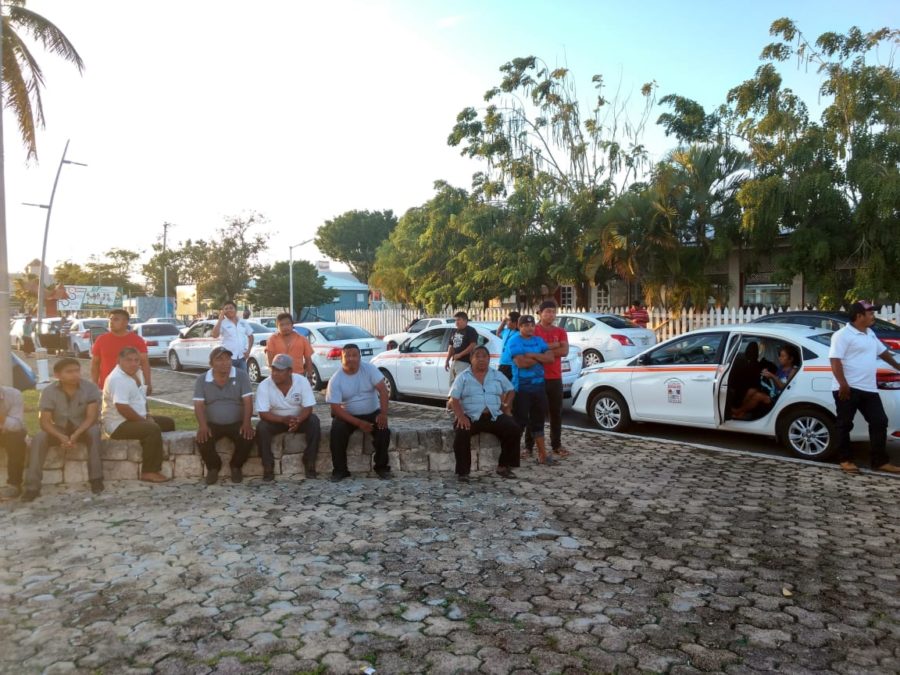 Taxistas de la Untrac de Felipe Carrillo Puerto retiran plantón del Congreso del Estado