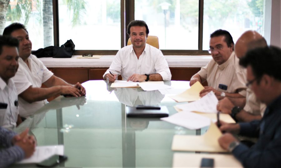 Gobierno de Cozumel y CFE firman convenio de coordinación para dotar de  electricidad a vecinos de la colonia Maravilla y 