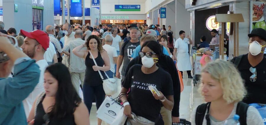 Tensión en el aeropuerto internacional de Cancún por turistas varados –  Noticaribe