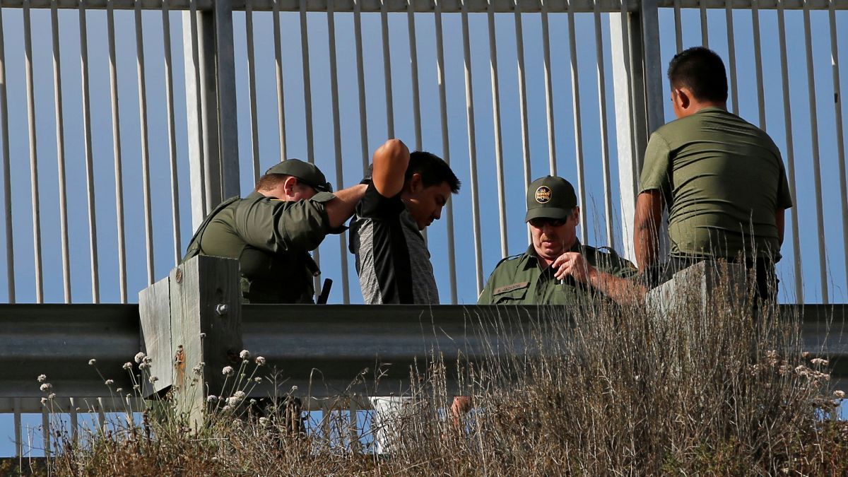 foto-migrante-detenido-patrulla-fronteriza-estados-unidos