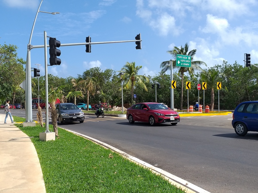 Resultado de imagen para glorieta del boulevard kukulcan semaforos