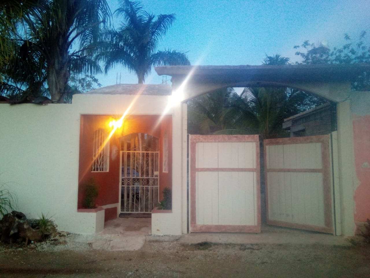 Resultado de imagen para CÓDIGO ROJO EN LEONA VICARIO: Rafaguean fachada de una casa en delegación de Puerto Morelos
