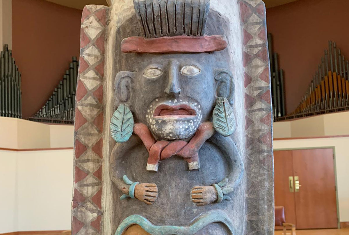 Фото с зубами племени Майя с камнями