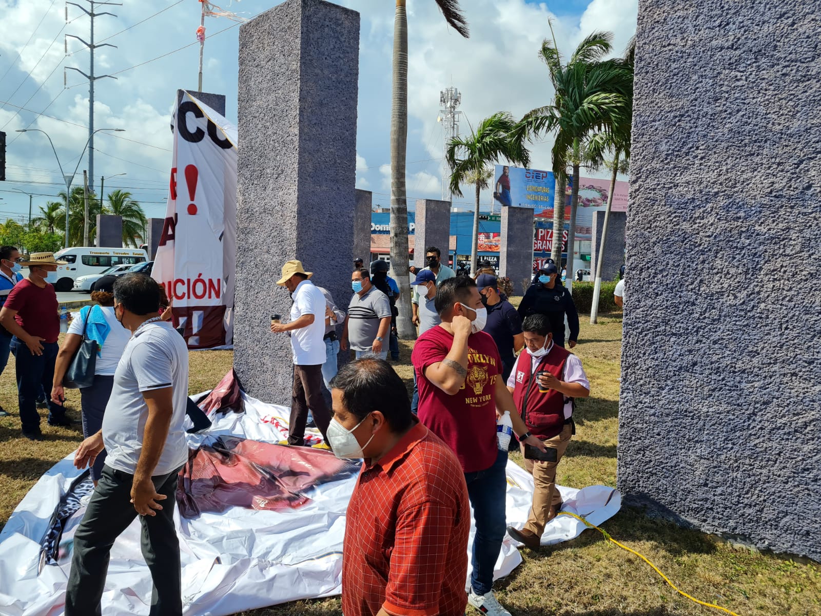 SE CALDEAN LOS ÁNIMOS EN LA GLORIETA DEL ALBAÑIL: Colocan lona contra  figuras del Partido Verde y desconocidos la descuelgan a golpes, en Cancún  | Noticaribe