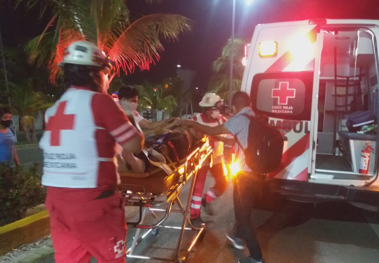 FATAL ACCIDENTE: Derrapan dos jóvenes en motocicleta frente a plaza  comercial de Cancún; uno muere, el otro está grave - Noticaribe