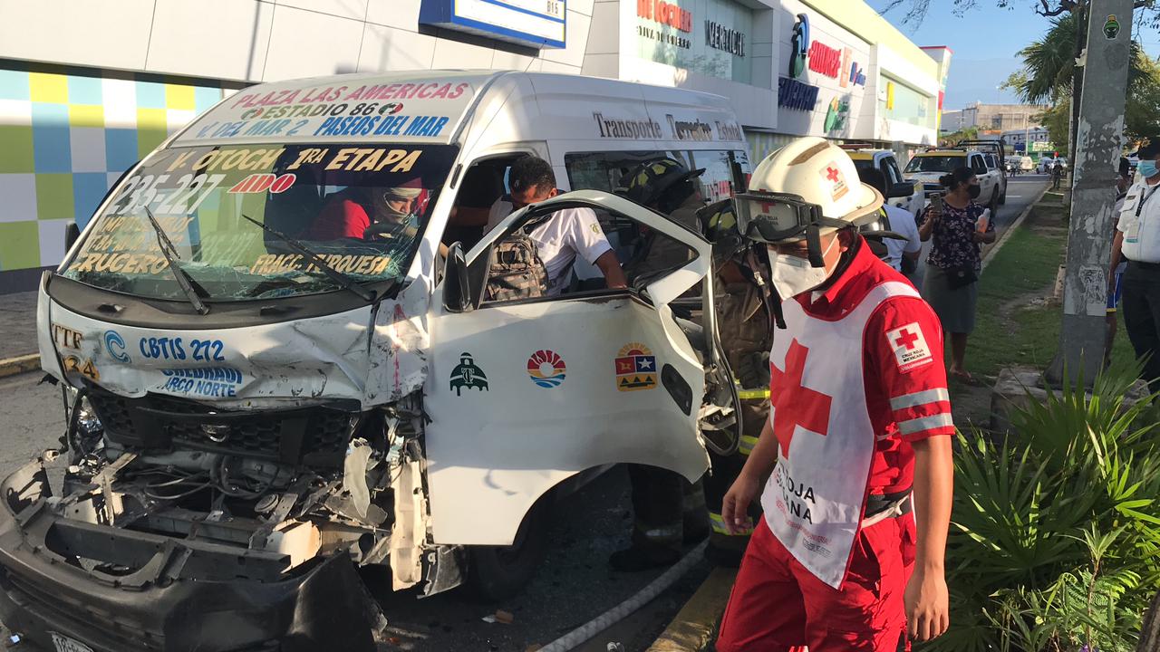 ACCIDENTE ENTRE CAFRES DEL VOLANTE: Deja 10 lesionados el choque entre combi de TTE y camión del transporte público en Cancún - Noticaribe