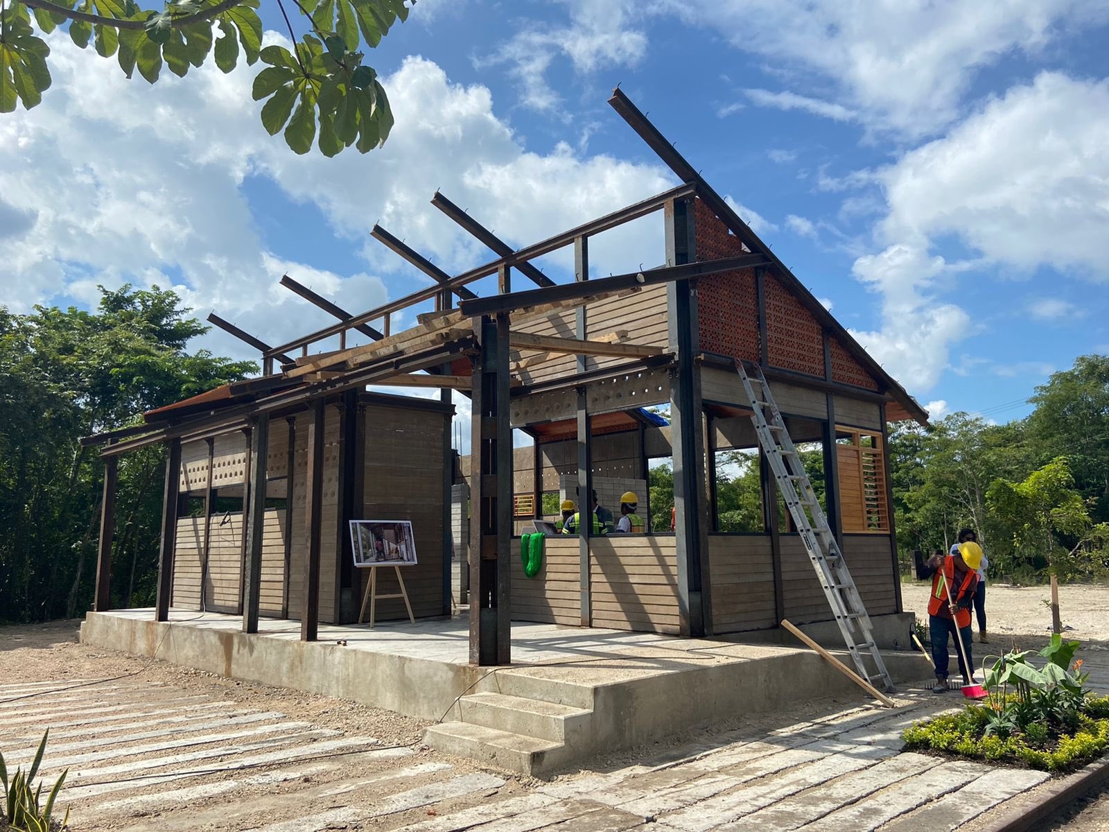 Familias reubicadas por paso del Tren Maya recibirán casas construidas con  rieles reciclados - Noticaribe