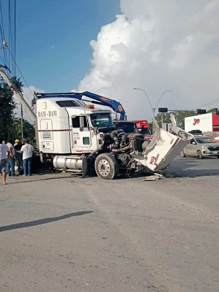 CARAMBOLA MAÑANERA: Choca tráiler con dos camionetas y un auto en la López  Portillo de Cancún - Noticaribe