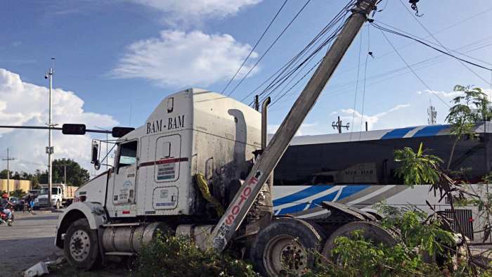 CARAMBOLA MAÑANERA: Choca tráiler con dos camionetas y un auto en la López  Portillo de Cancún - Noticaribe
