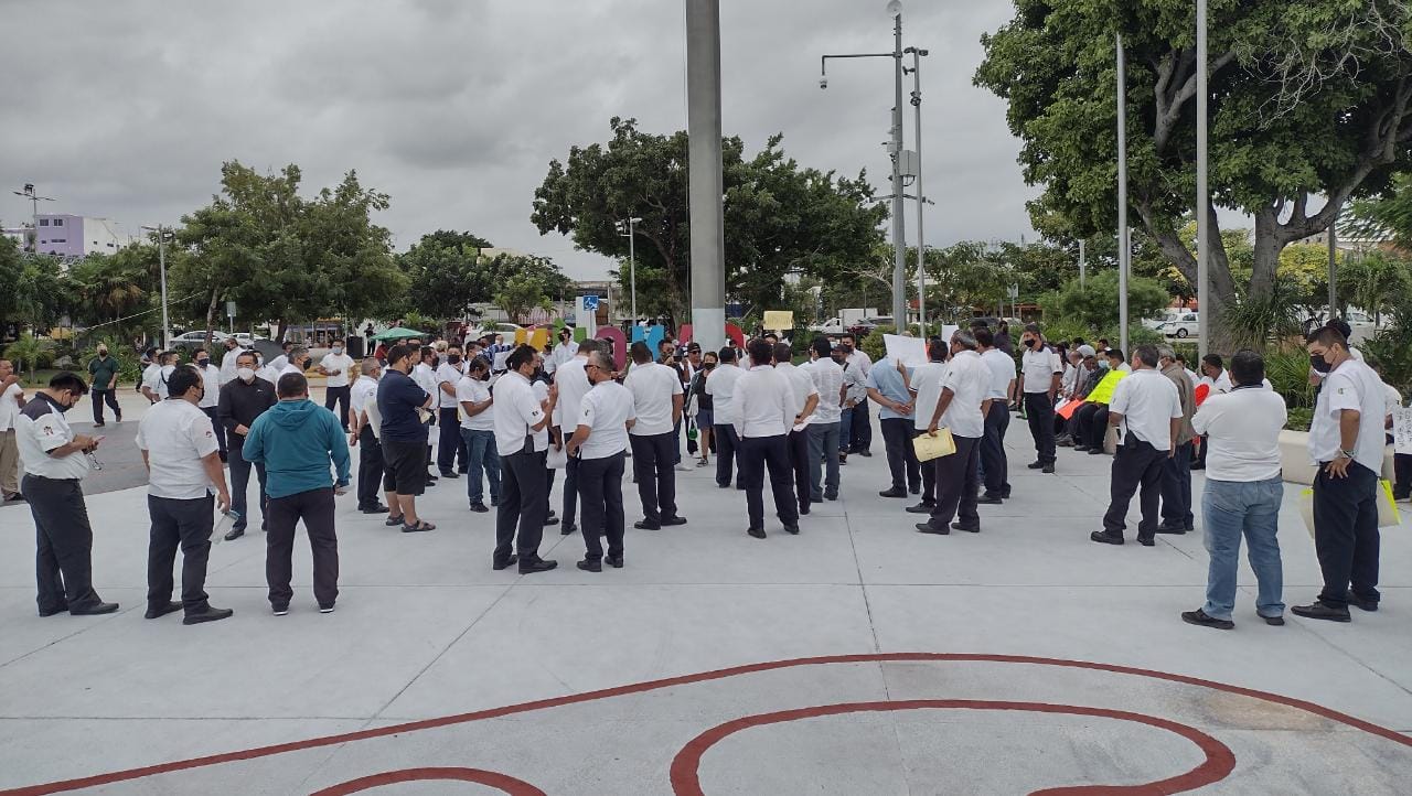 Se manifiestan taxistas de Cancún para exigir que cesen abusos de Policía  Quintana Roo contra el gremio - Noticaribe