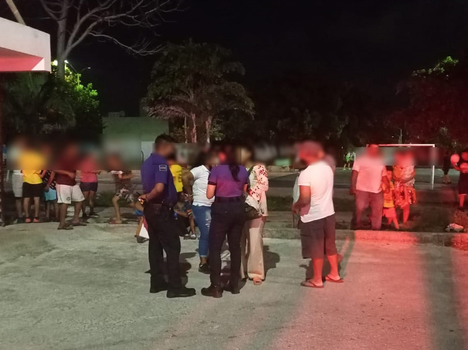 Impiden policías que vecinos del fraccionamiento Ciudad Natura de Cancún  linchen a sujeto que acosaba a niñas - Noticaribe