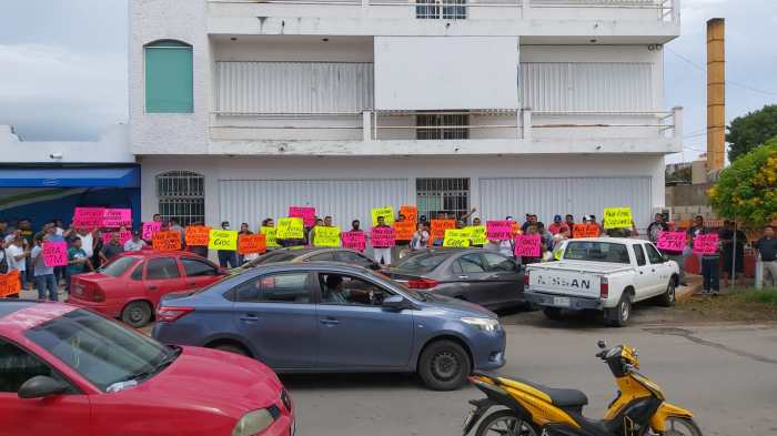 Realizan trabajadores del Royal Park Cozumel manifestación en la Junta de  Conciliación y Arbitraje para que su contrato colectivo sea manejado por la  CROC y no la CTM - Noticaribe