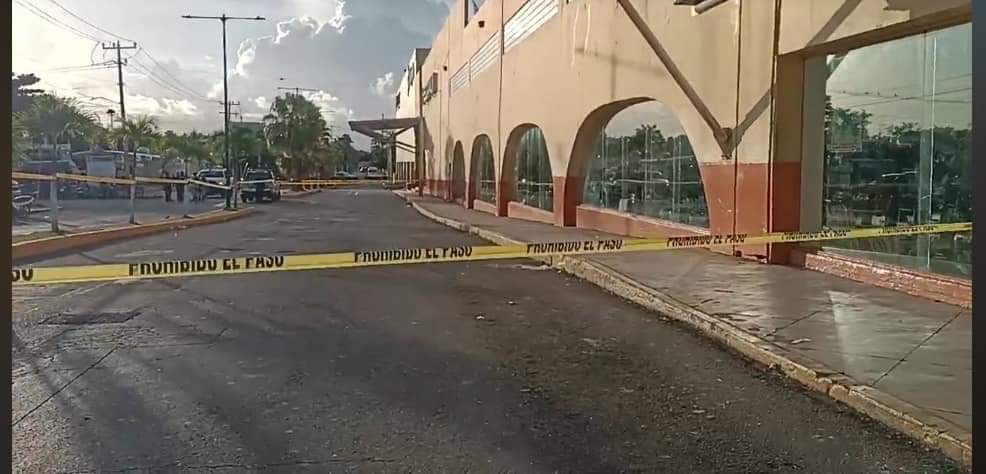 SE LE EMPAREJARON LOS SICARIOS, PERO LOS EVADIÓ: Intentan ejecutar a  presunto narcomenudista a las afueras del Chedraui del centro de Cozumel -  Noticaribe