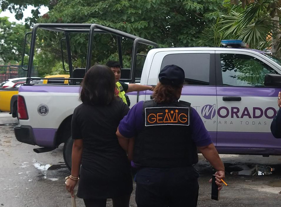 Policías de Cancún salvan la vida de un bebé que se asfixiaba - Noticaribe