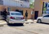 Conductora acelera por error y provoca choque en un estacionamiento en Chetumal
