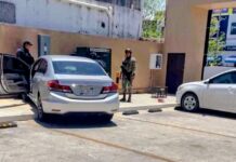 Conductora acelera por error y provoca choque en un estacionamiento en Chetumal