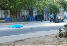 Muere motociclista tras impactarse contra un poste de electricidad en Bacalar