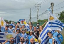 Reciben uruguayos a su selección a las afueras del Fairmont Mayakoba en la Riviera Maya