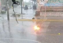 Cable de CFE se revienta y genera alarma vecinal en la avenida Tules de Cancún