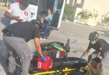 Deja tres lesionados choque entre mototaxi y motocicleta en la Región 260 de Cancún