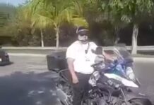 Dan de baja a elemento de Tránsito, acusado de pedir ‘mordida’ a turistas en Puerto Juárez