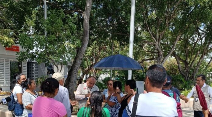 Protestan vecinos de la colonia irregular Bahía Real de Cancún; denuncian casos de extorsión