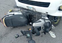 Protagonizan madre e hija fuerte choque al impactar su moto contra camioneta en Cancún; acaban lesionadas