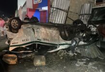 Taxi termina volcado tras chocar contra postes en la avenida 20 de Noviembre de Cancún