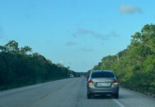 Van de la UNTRAC sufre aparatosa volcadura en el tramo Felipe Carrillo Puerto-Tulum