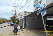Volquete derriba dos postes de Telmex y deja sin luz a decenas de familias en Playa del Carmen