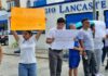 Bloquean familias avenida en demanda de preparatoria inclusiva en Cancún; automovilista los confronta para exigir paso