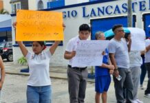 Bloquean familias avenida en demanda de preparatoria inclusiva en Cancún; automovilista los confronta para exigir paso