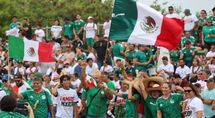 Festejan aficionados victoria de México en los Fut Fest