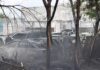 Arde deshuesadero en Cancún; 17 vehículos terminan entre las llamas