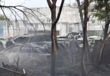 Arde deshuesadero en Cancún; 17 vehículos terminan entre las llamas