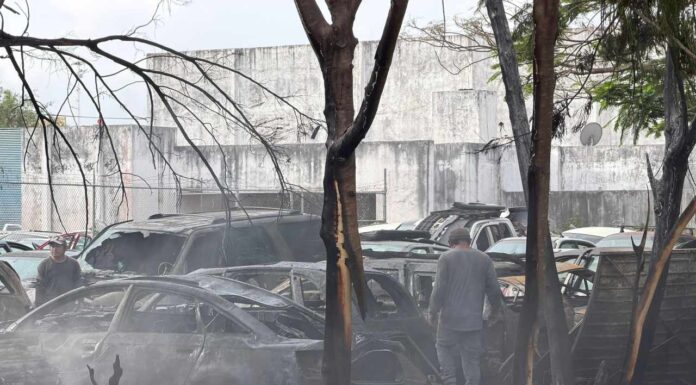 Arde deshuesadero en Cancún; 17 vehículos terminan entre las llamas