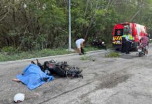 FATAL ACCIDENTE: Muere mujer en moto tras chocar contra un camión en la carretera Punta Sam–Cancún