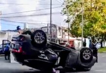 Aparatoso choque entre dos camionetas termina en volcadura en Chetumal