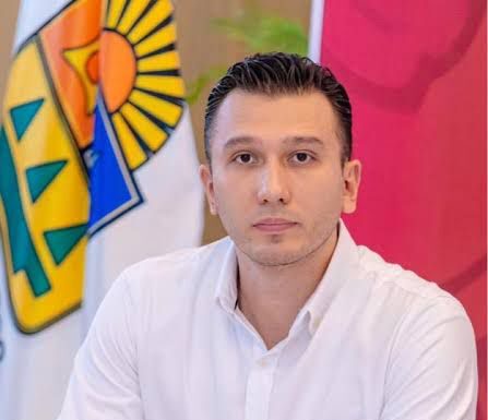 FUNCIONARIO INSOSTENIBLE: ‘Renuncia’ tesorero de Tulum tras ser detenido en el Aeropuerto de Cancún con arma; Ayuntamiento confirma su salida