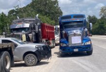“QUE NO VENGAN DE OTROS ESTADOS PARA QUITARNOS LA CHAMBA”: Protestan volqueteros en el libramiento del aeropuerto de Cancún; exigen mayor participación en obras