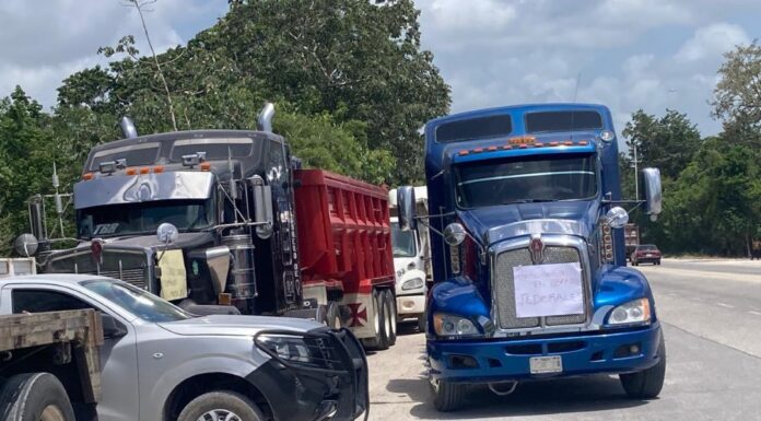 “QUE NO VENGAN DE OTROS ESTADOS PARA QUITARNOS LA CHAMBA”: Protestan volqueteros en el libramiento del aeropuerto de Cancún; exigen mayor participación en obras