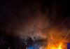 Camioneta se incendia tras chocar contra muro de instalación eléctrica en Cancún