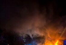 Camioneta se incendia tras chocar contra muro de instalación eléctrica en Cancún
