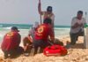 Rescatan a dos personas arrastradas por la corriente en Playa Delfines